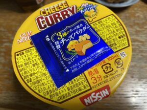 日清チーズカレー3種のチーズパウダー味