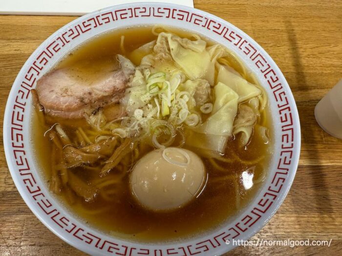 翠松楼のワンタンチャーシュー麺に味玉